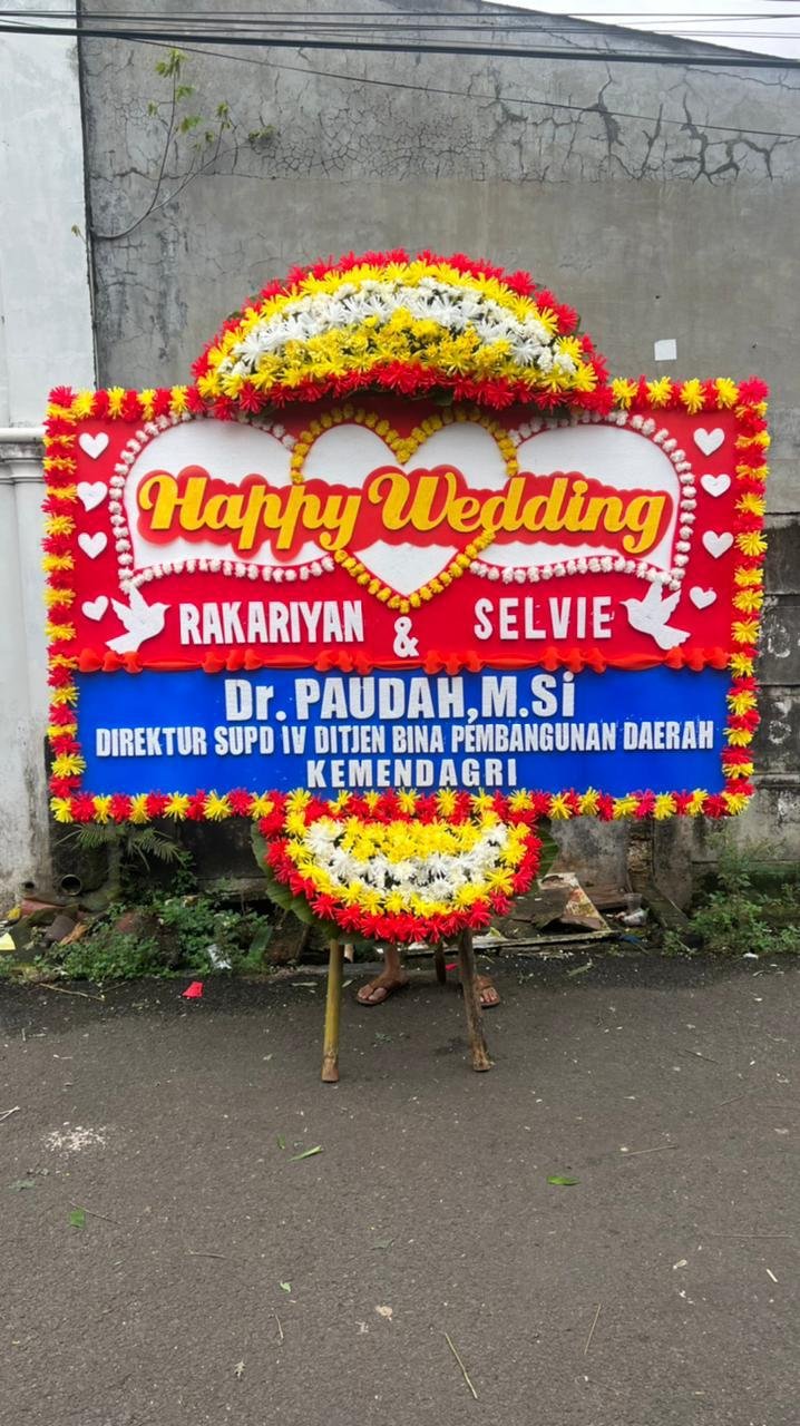Papan bunga happy wedding Rakariyan dan Selvie rangkaian merah putih