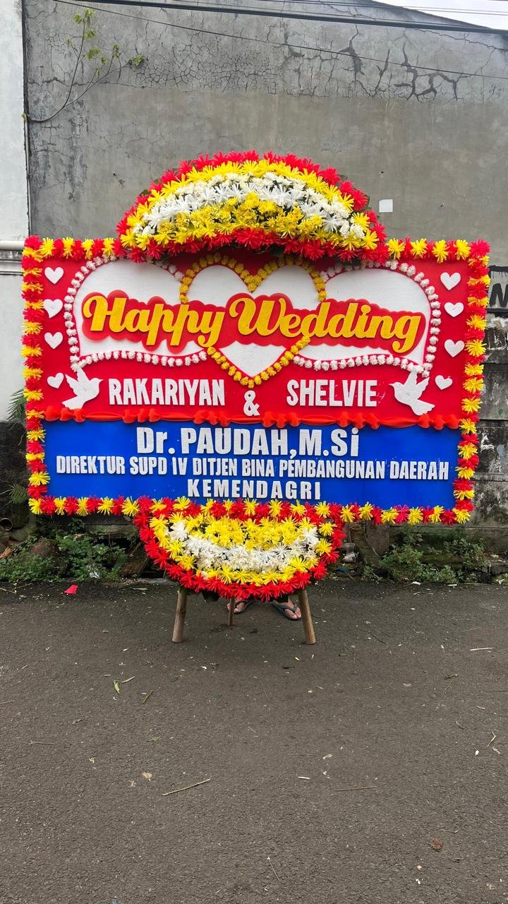 Papan bunga happy wedding Rakariyan dan Shelvie ucapan Dr Paudah MSi Kemendagri