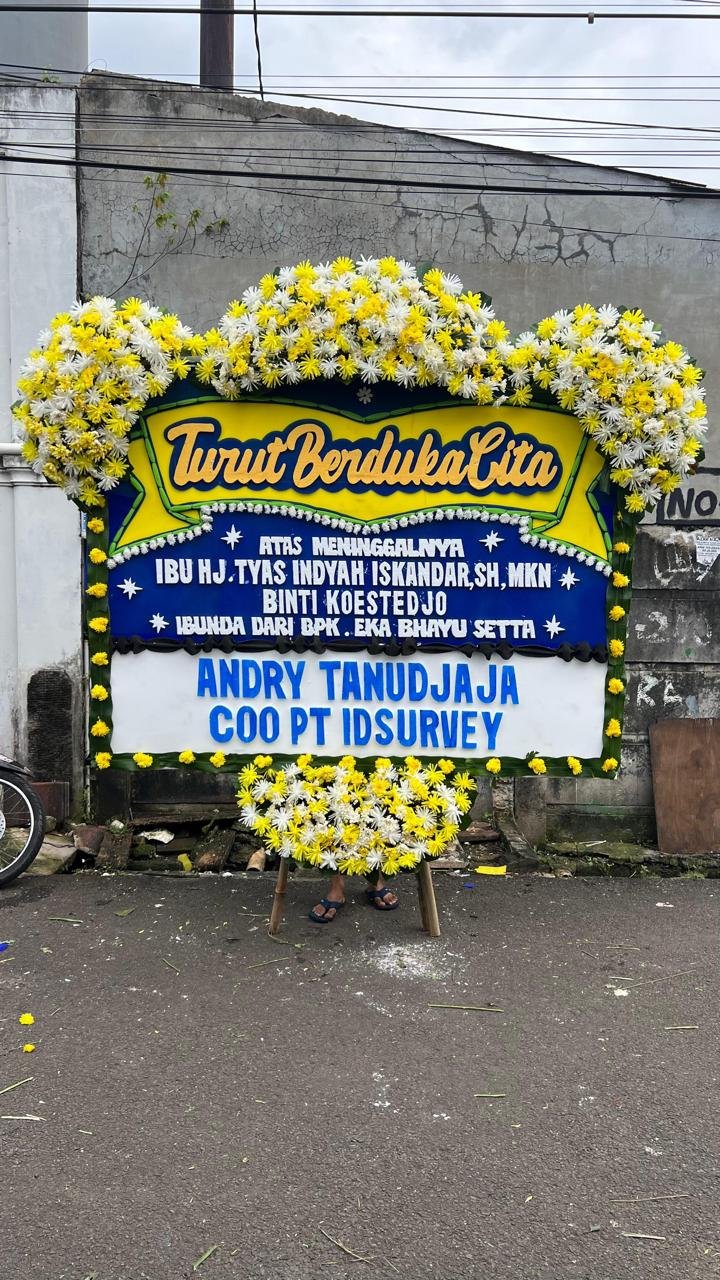 Papan duka cita 3 panel klasik Cibubur, rangkaian krisan kuning dan putih