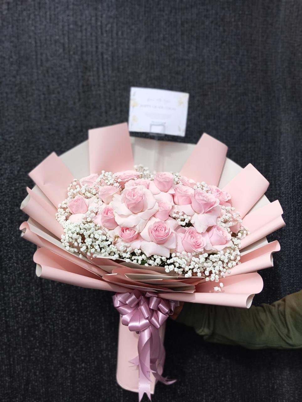 Hand bouquet mawar pink soft pastel jumbo dengan baby breath wrap kertas pink