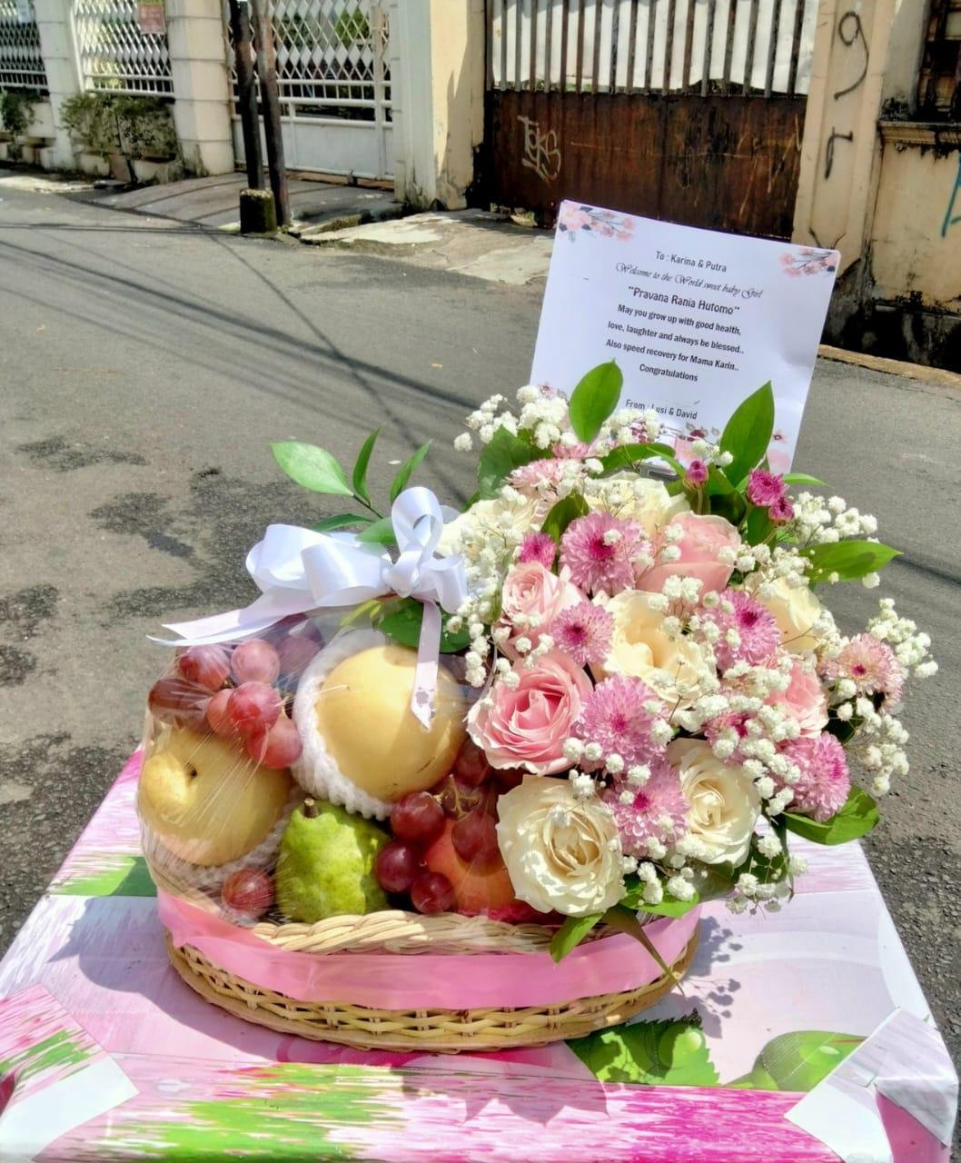 Parcel bunga dan buah congratulations new born baby girl Pravana Rania Hutomo untuk Karina dan Putra dari Lusi dan David