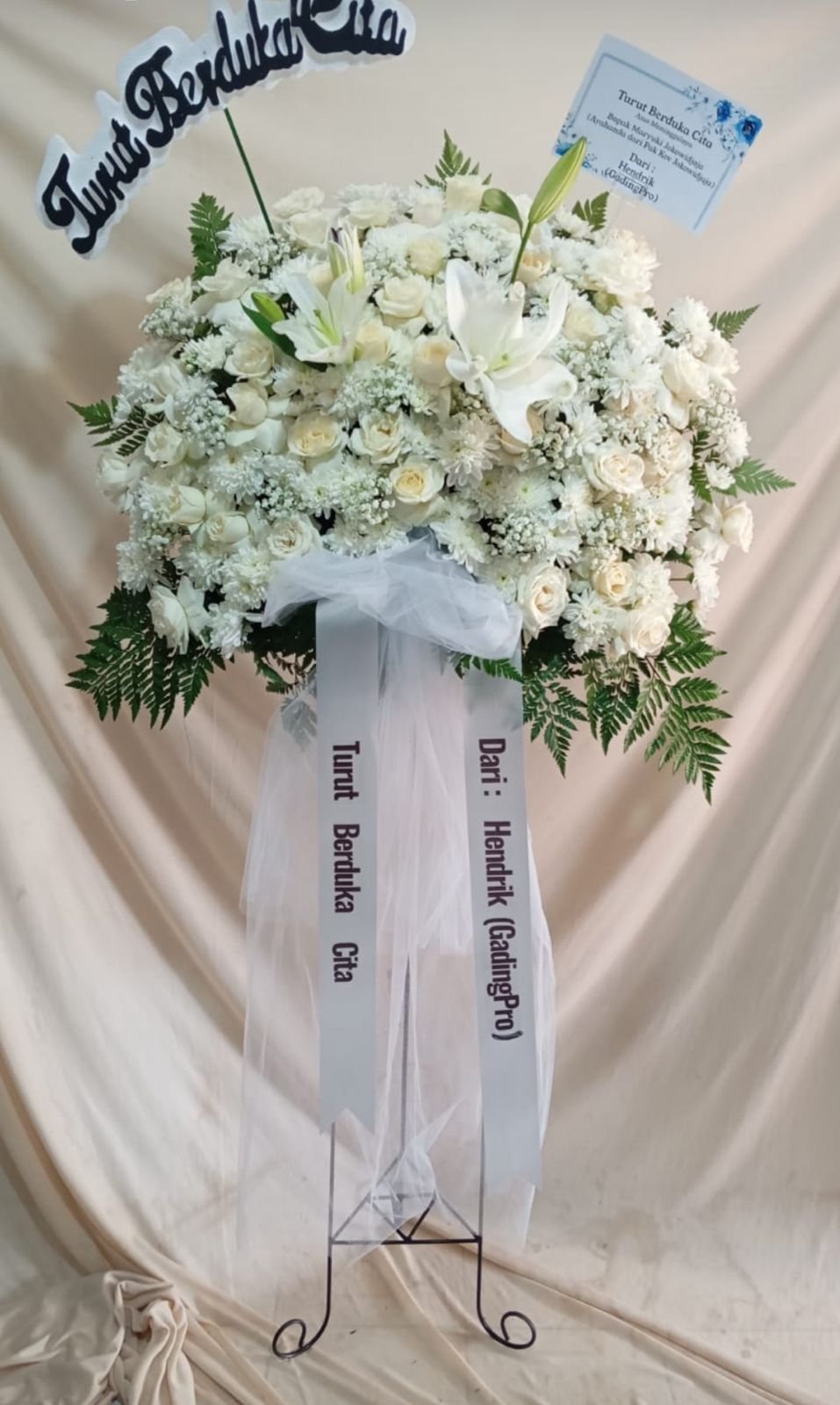 Standing flower duka cita Bekasi Timur rangkaian mawar putih dengan pita Turut Berduka Cita
