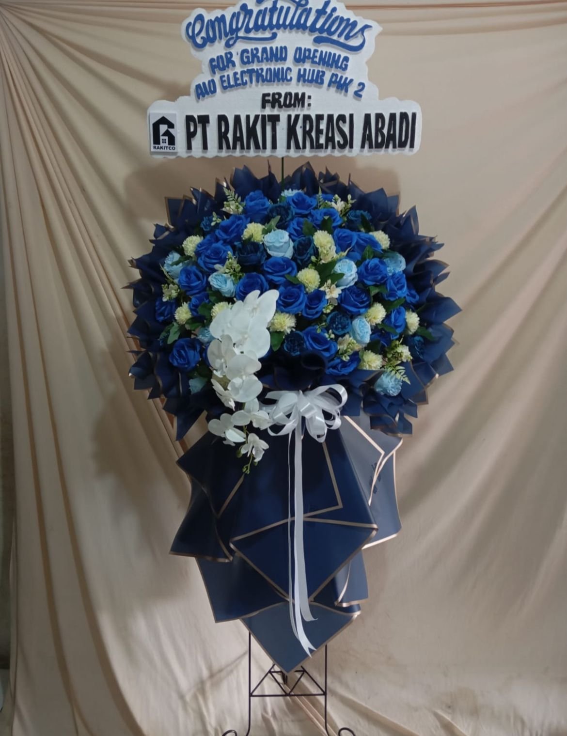 Rangkaian standing flower Bekasi Timur congratulations grand opening AIO Electronic Hub PIK 2 dari PT Rakit Kreasi Abadi mawar biru anggrek putih
