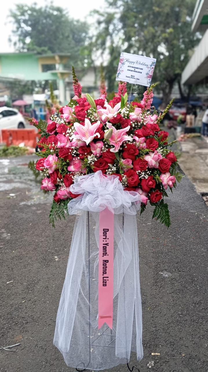 Standing flower duka cita mawar putih dan gerbera dari Sucipto Laksono dan Keluarga untuk Ibu Theresia Titin Sriwinani