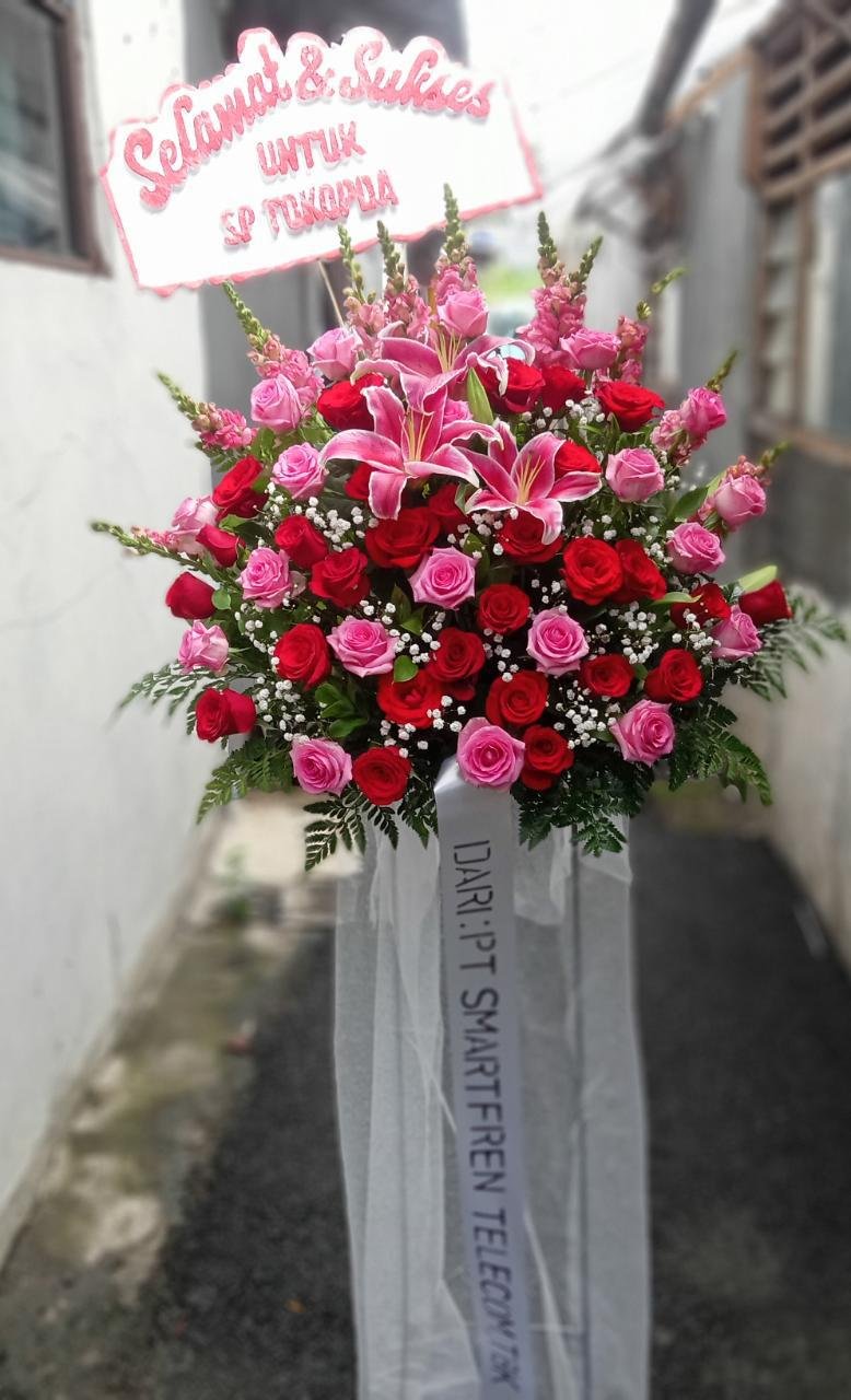 Standing flower duka cita Turut Berduka Cita mawar putih dengan pita From David Lusi Eka Sharon