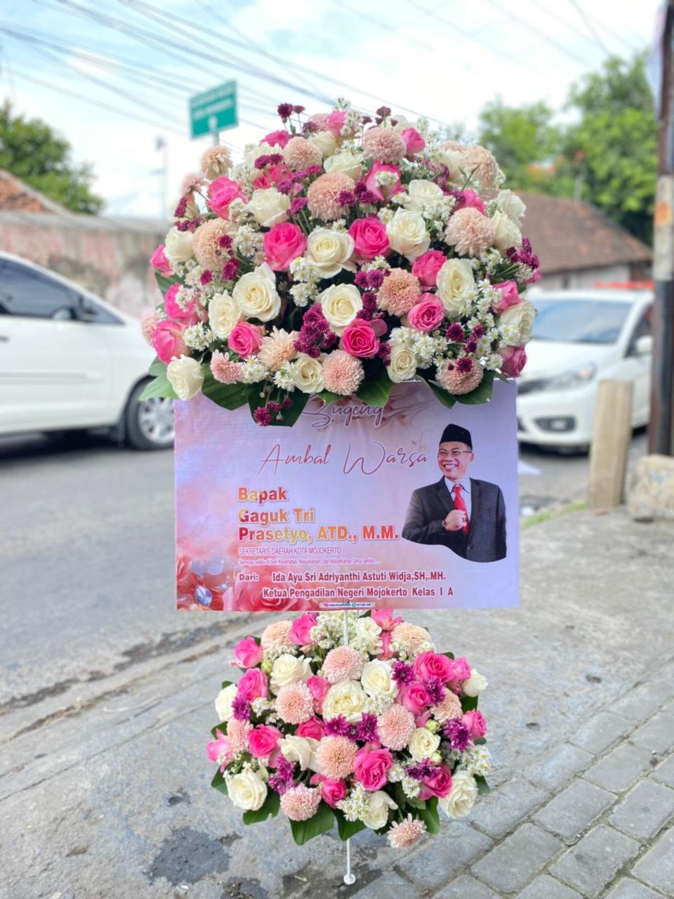 Standing flower 2 tier duka cita Bapak Dian Prawira Muslim dari Budi Hartanto Direktur Keuangan PT Sucofindo Persero, mawar putih dan krisan