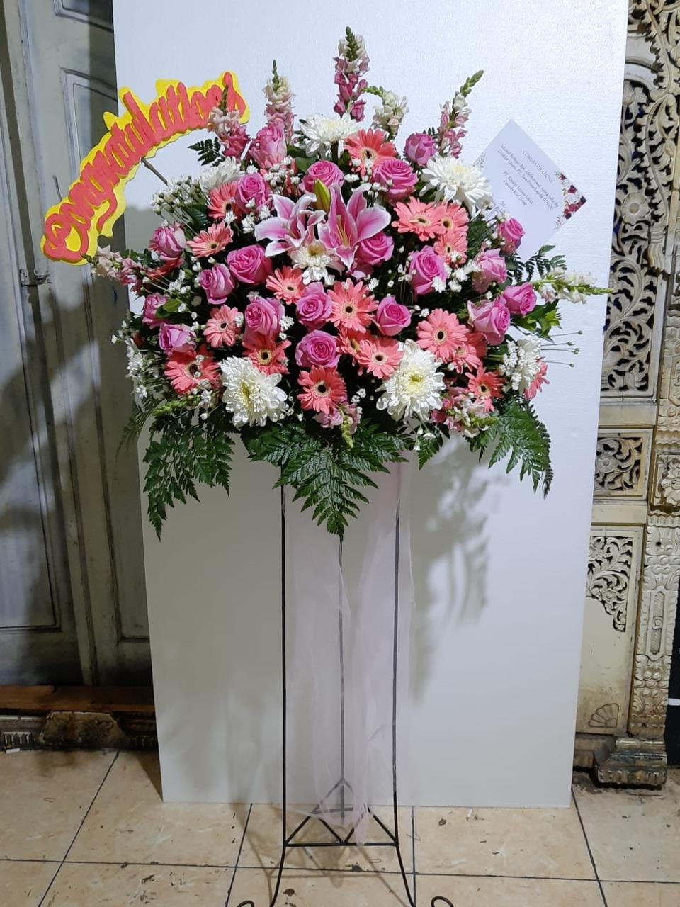 Standing flower sugeng ambal warsa Bapak Gaguk Tri Prasetyo ATD MM Sekretaris Daerah Kota Mojokerto dari Ida Ayu Sri Adriyanthi Astuti Widja Ketua Pengadilan Negeri Mojokerto