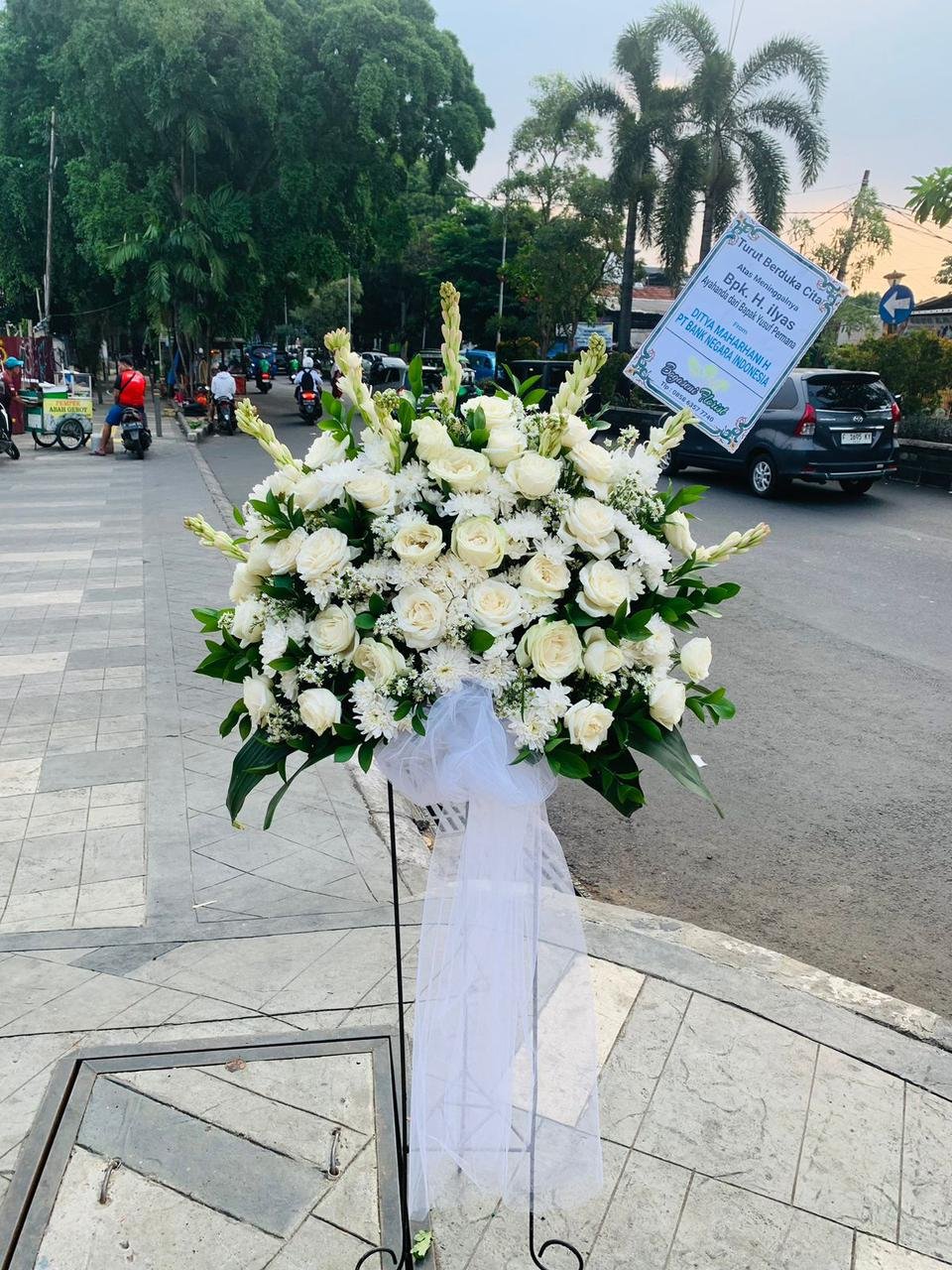 Standing flower duka cita Bapak Moh Junus Kartawidjaja bin Tariksa dari Rachmat dan Rita Abdoellah mawar putih dan krisan