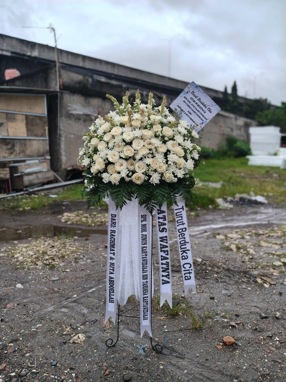 Standing flower duka cita mawar kuning dan putih dengan pita Turut Berduka Cita untuk Bapak dr Frans Allorerung Bawan