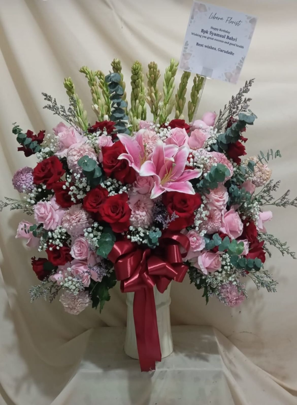 Rangkaian bunga vas mix lily pink mawar merah carnation eucalyptus dan tuberose happy birthday Bpk Syamsul Bahri dari GarudaRe
