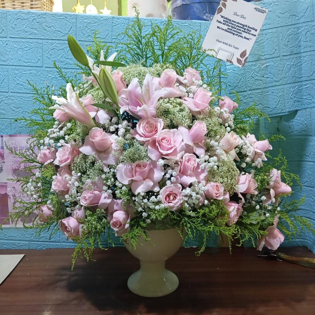 Rangkaian bunga vas mawar pink lily dan baby breath get well soon Dear Desi dari WWB SEA Team