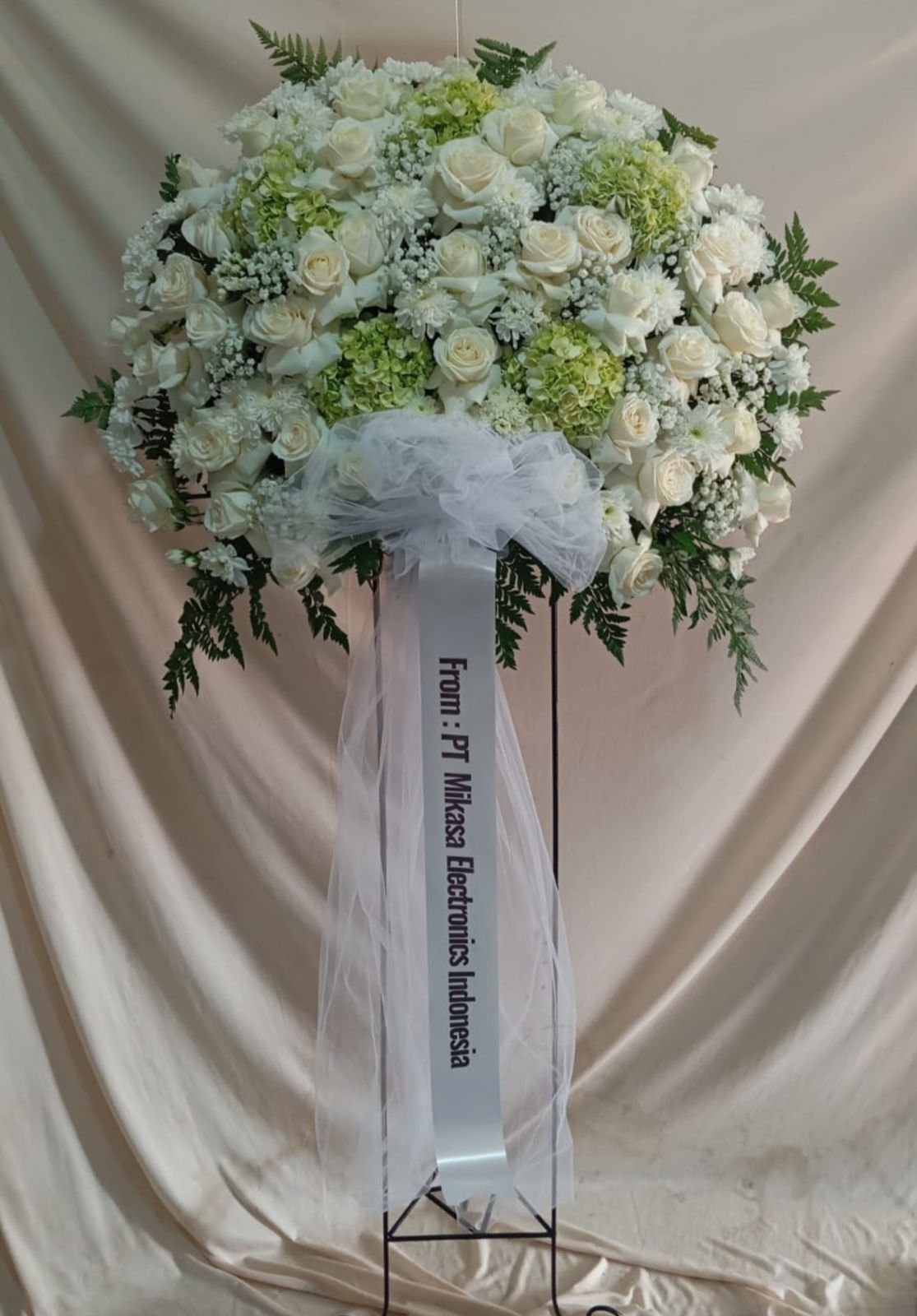 Rangkaian bunga box anggrek bulan putih mawar peach hydrangea ungu dan lily kuning untuk selamat ulang tahun Bapak M Hatri Witjaksono